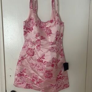 Lulus pink dress size small never worn